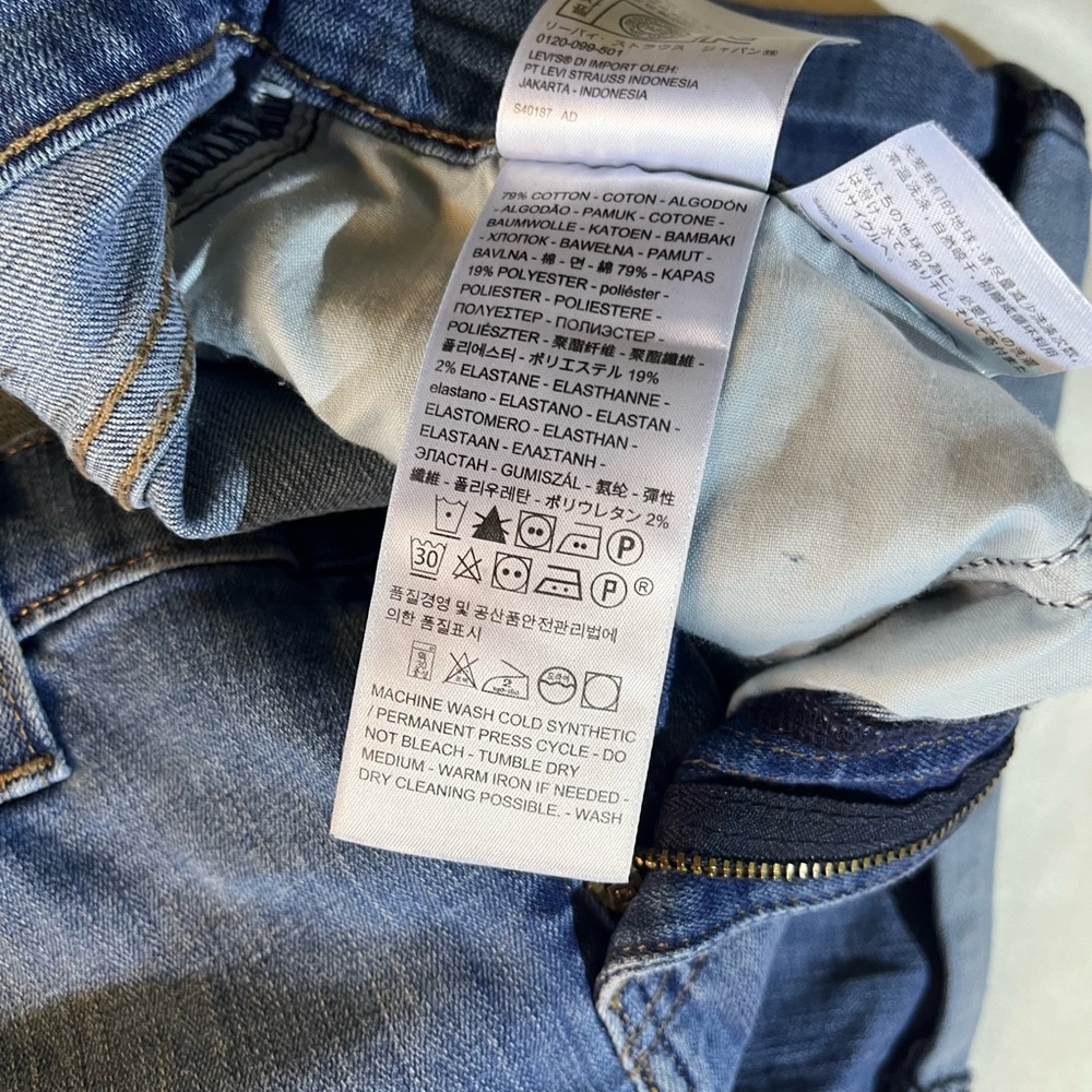 Women's Levi's Mid-Length Denim Shorts - Picture 4 of 7